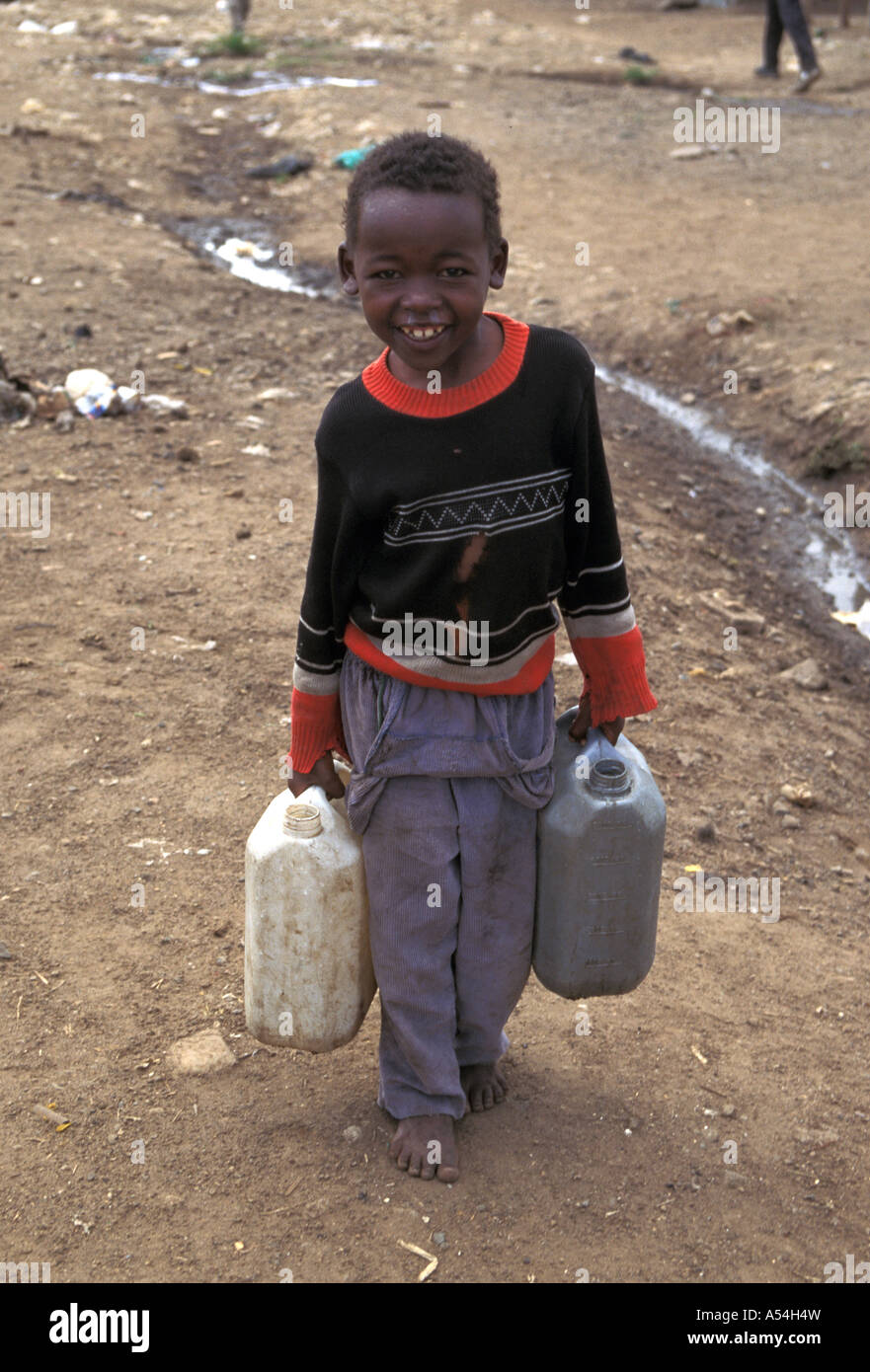 Painet hq1480 Kenia junge mit Trinkwasser Soweto Slum Nairobi Kind Gesundheit Bilder Kinderarbeit Armut Land entwickelt Stockfoto