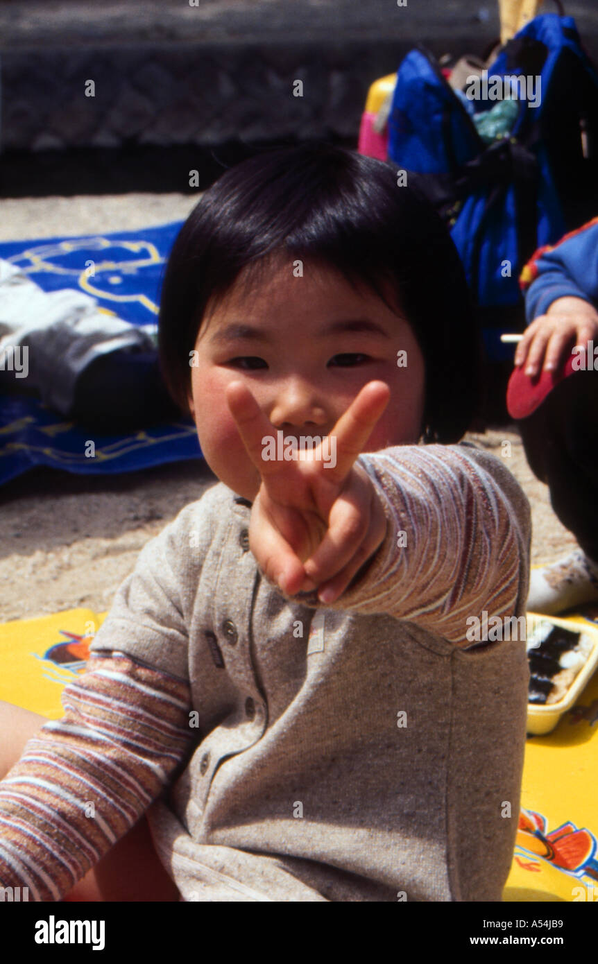 Kleine Mädchen, das Peace-Zeichen-Japan Stockfoto