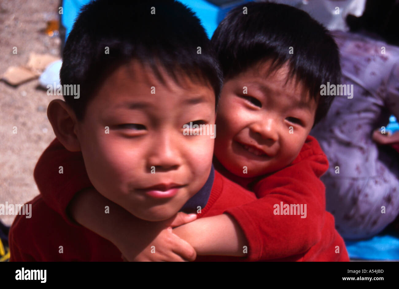 Das Festhalten an seinem Bruder Japan junge Stockfoto