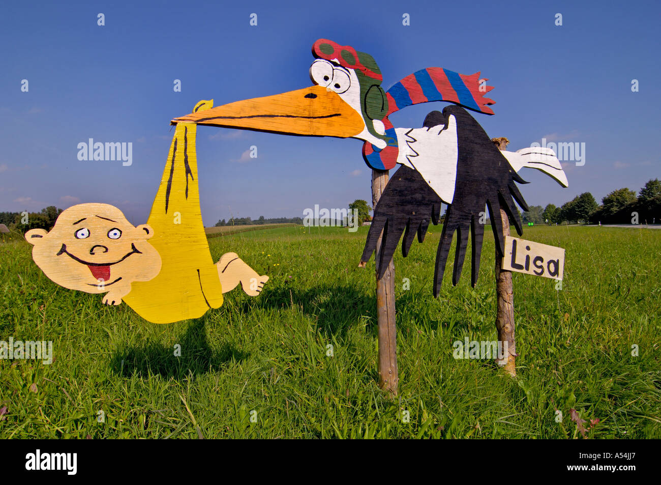 Holzschild ein Storch in einem Feld, neugeborenes Baby, Oberbayern, Deutschland Stockfoto