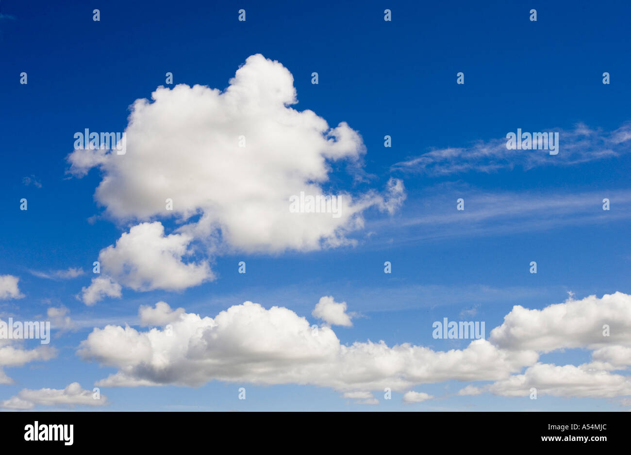Chester, GBR, 18. Aug. 2005 - Wolken am blauen Himmel Stockfoto
