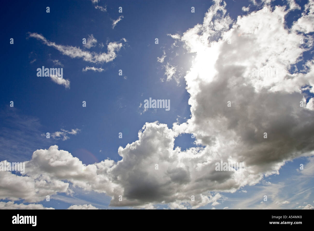 Chester, GBR, 18. Aug. 2005 - Wolken am blauen Himmel Stockfoto