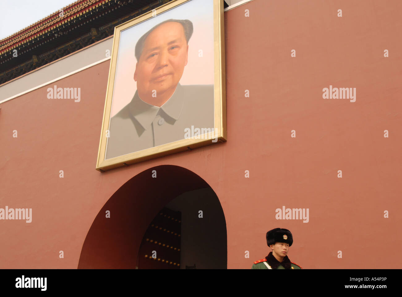 Verbotene Stadt-Beijing-China. Chinesische Armee Löten Porträt Mao Zedong Tiananmen Stockfoto