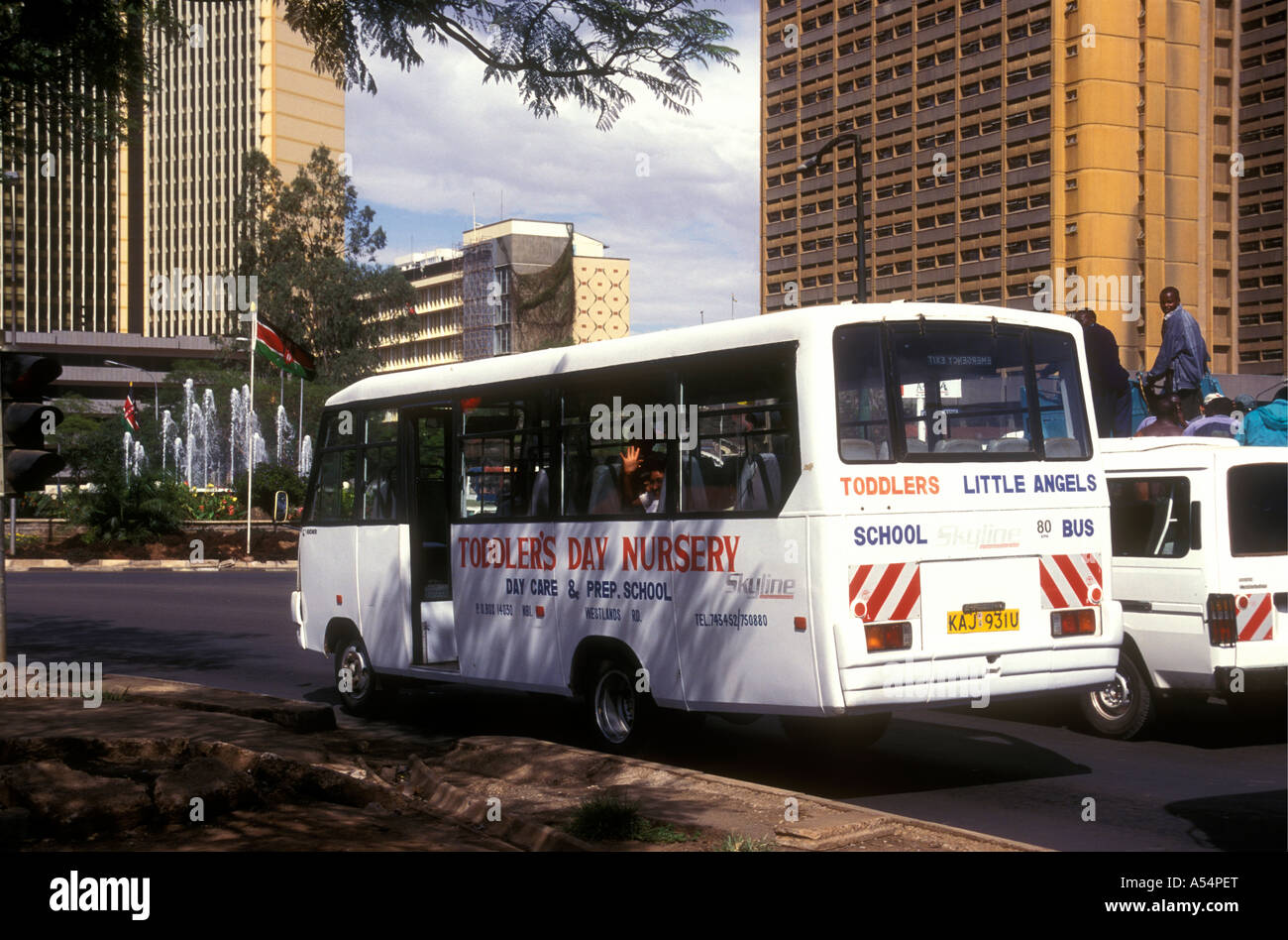 Ein Schulbus für eine Privatschule auf Kenyatta Avenue Nairobi Kenia in Ostafrika Stockfoto