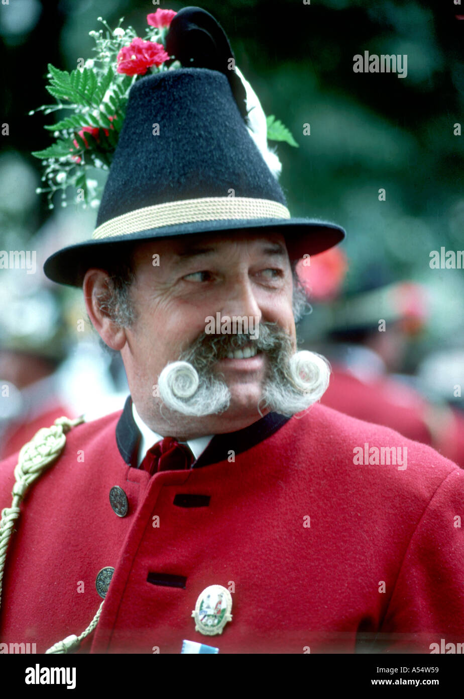 Europa Deutschland Bayern München einen bayerischen Mann mit einem großen Schnurrbart in traditioneller Kleidung erwartet den Beginn des Oktoberfestes Stockfoto