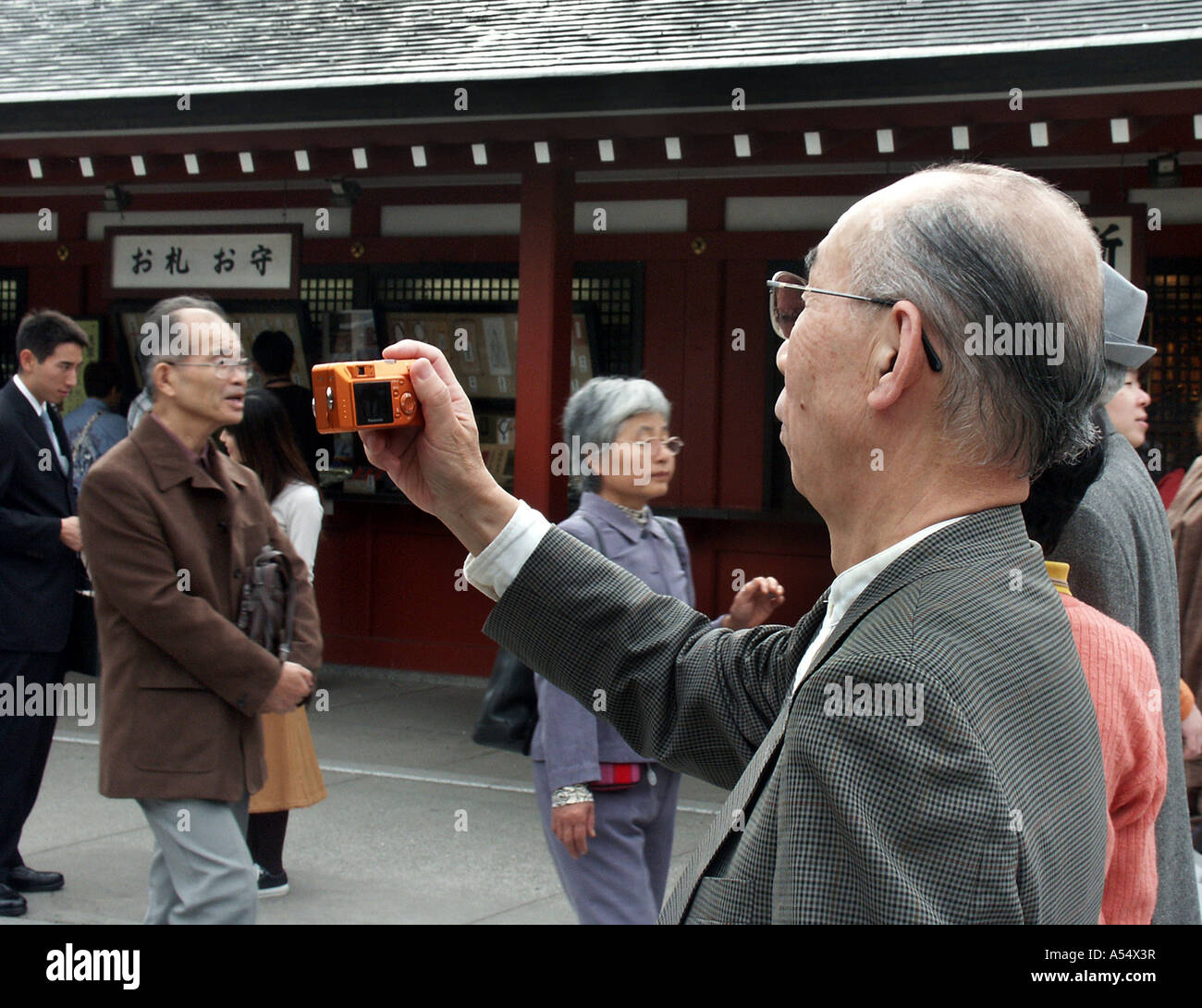 Painet ip2055 Mann Fotografieren japan Besucher Asakusa buddhistischen Tempel Tokyo 2003 Land entwickeln Nation weniger Stockfoto