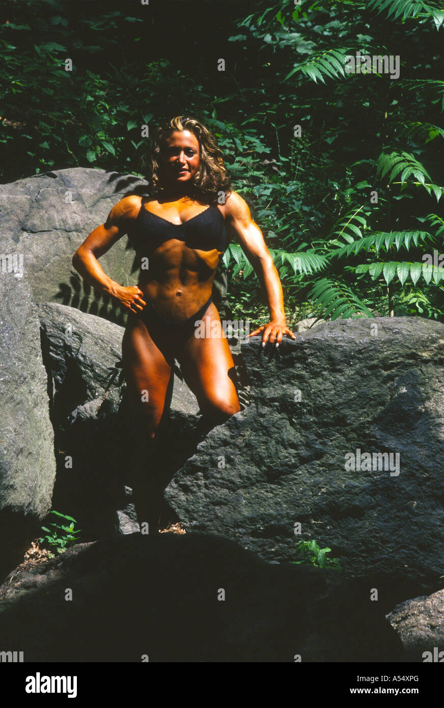Bodybuilderin posiert in Central Park New York Mujer atletica Stockfoto