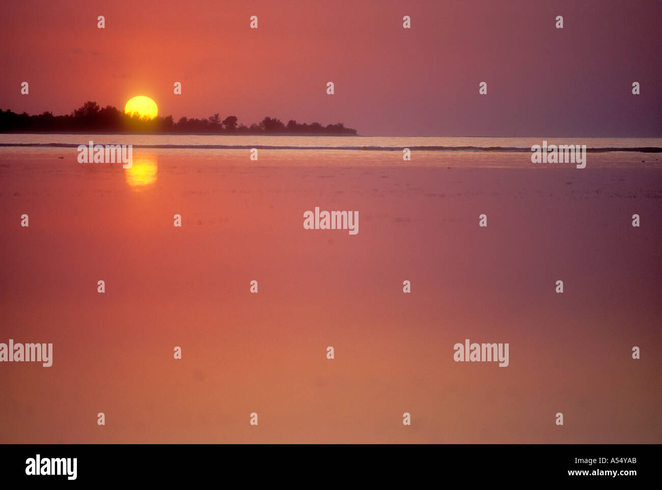 Sonnenuntergang über dem ruhigen Wasser auf der Insel Lombok in Indonesien Südost-Asien Stockfoto