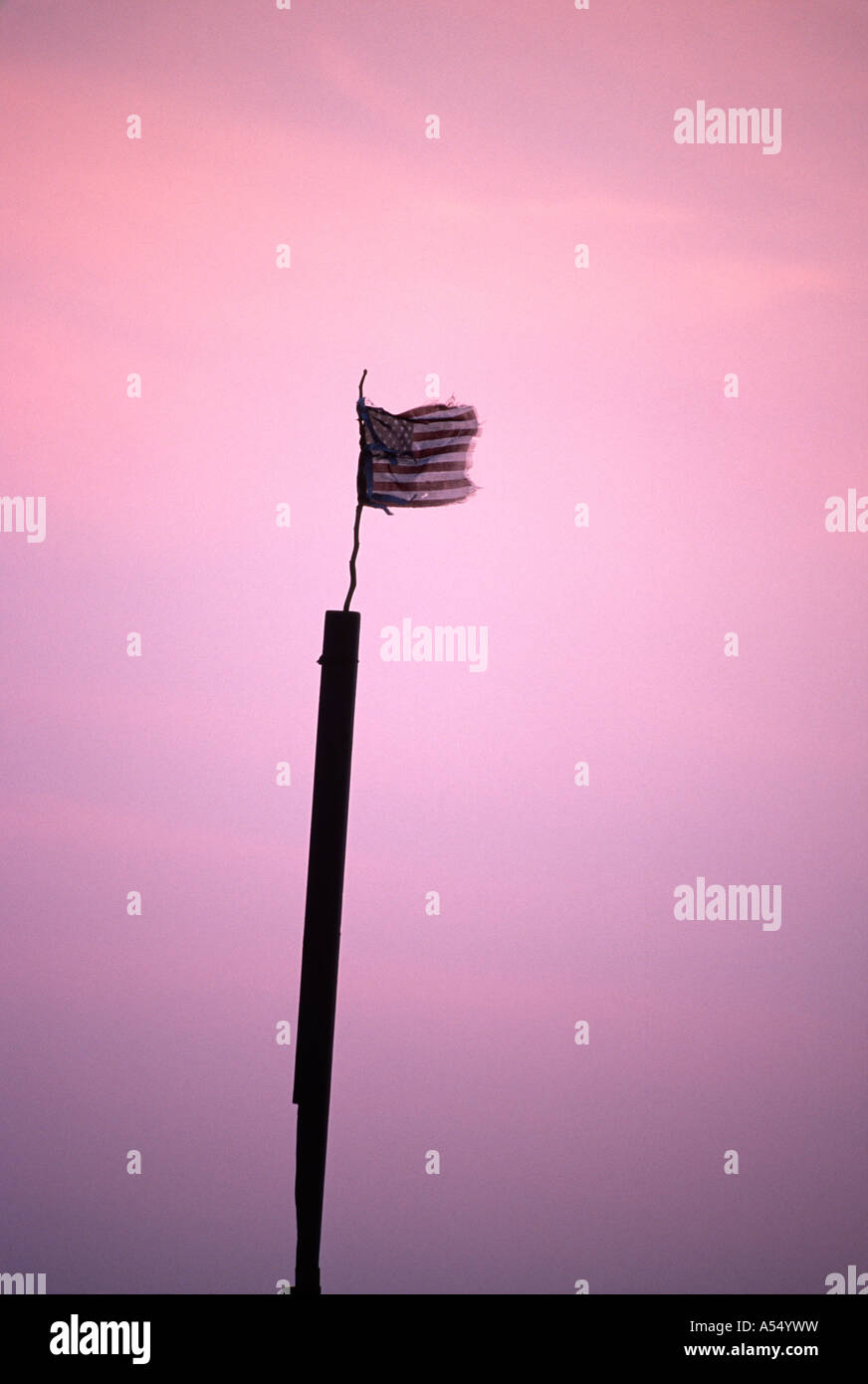 Flagge bei Sonnenuntergang gegen Himmel in steife Brise NYC Stockfoto