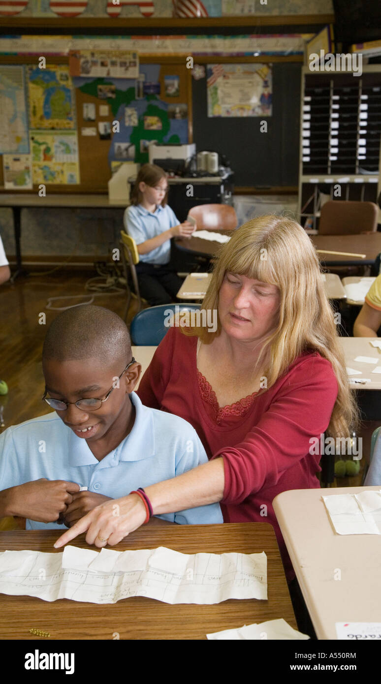 Flint Michigan Sue Gladstone lehrt vierte Klasse in Washington Elementary School Stockfoto