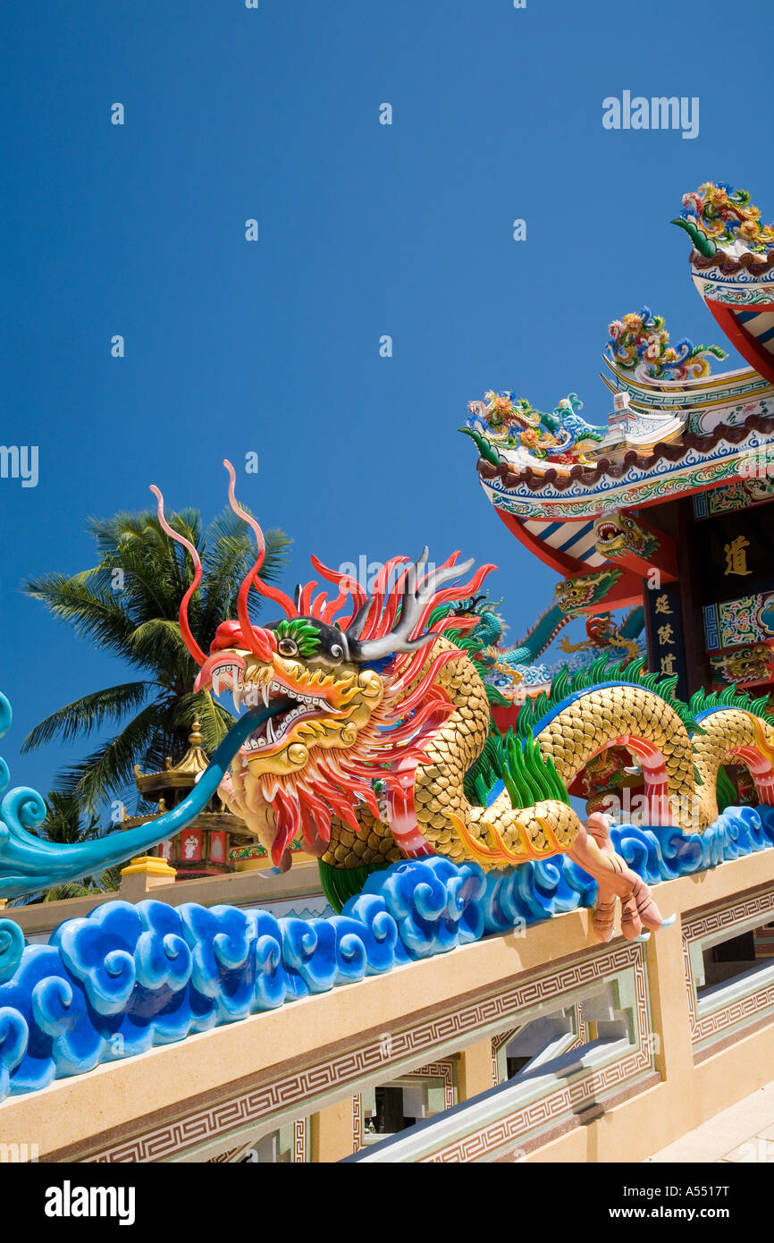 Neu lackiert verzierten dekorierten geschnitzten mythologischen Naga unter der Leitung von Drache Schlange im chinesischen Tempel Phuket Süd-Thailand Stockfoto