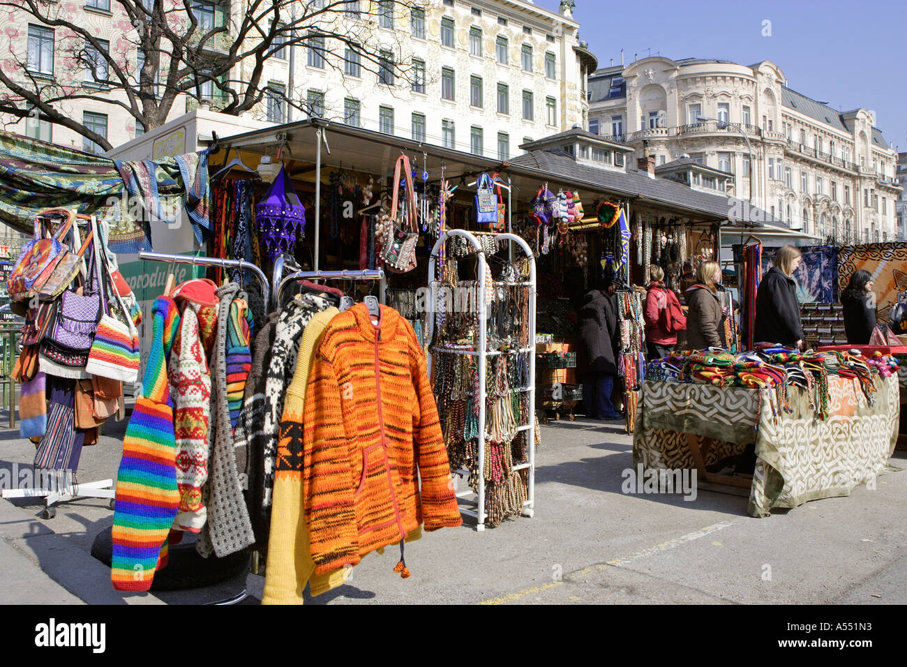 Stände für den Verkauf von Kleidung am Naschmarkt in Wien Österreich  Stockfotografie - Alamy