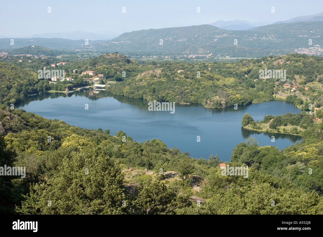 In der Nähe von Ivrea Piemont Piemonte Italien Lago Sirio moränischen morainial Landschaft See von Castello San Giogio Stockfoto In der Nähe von Ivrea Piemont Piemonte Italien Lago Sirio moränischen morainial Landschaft See von Castello San Giogio Stockfoto
