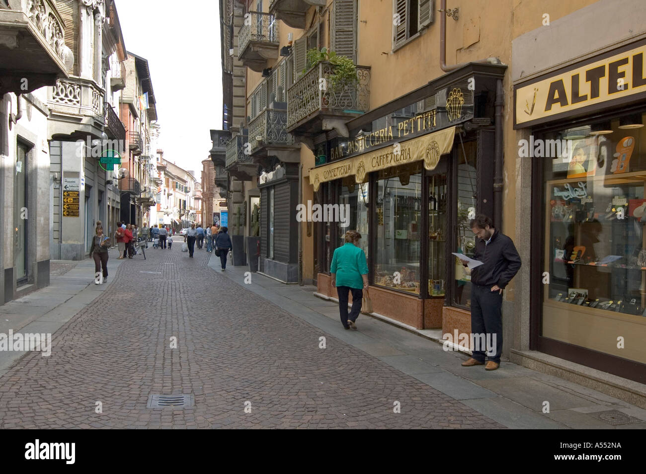 Alba Piemont Piemonte Italien shopping Straße Via Vittorio Emanuelle II  Stockfotografie - Alamy