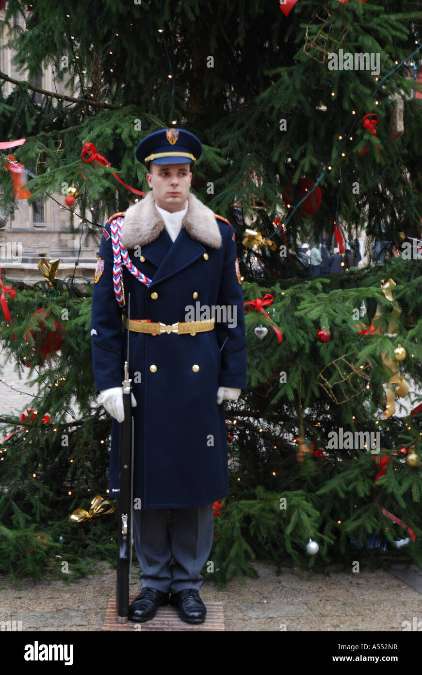 Wache am Eingang zum Hradschin, Weihnachten, Prag, Tschechische Republik Stockfoto
