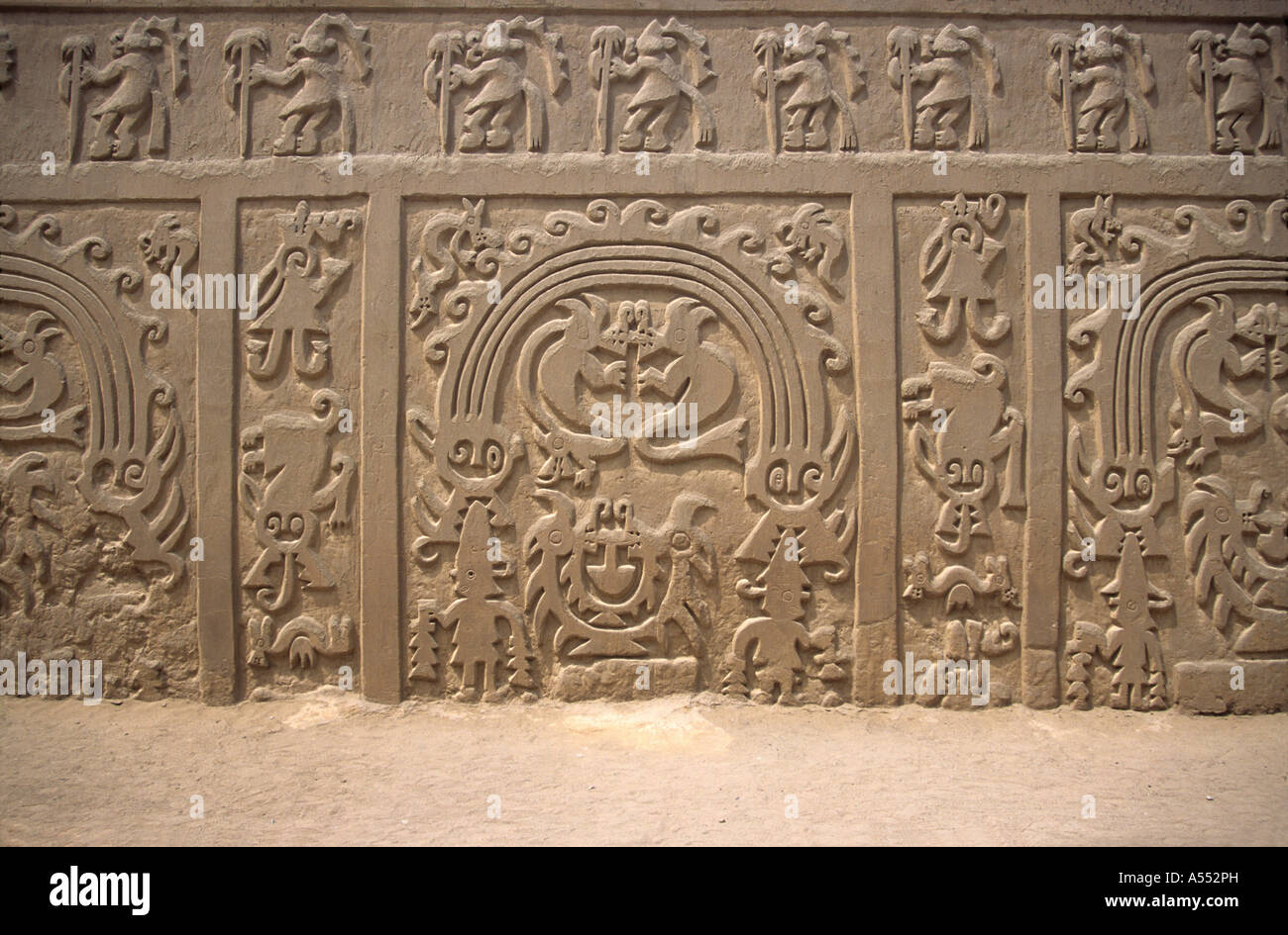 Restaurierter adobe Fries mit Drachen / Monstern und einem Regenbogen bei Huaca Arco Iris, einer Chimu-Pyramide, Trujillo, Peru Stockfoto