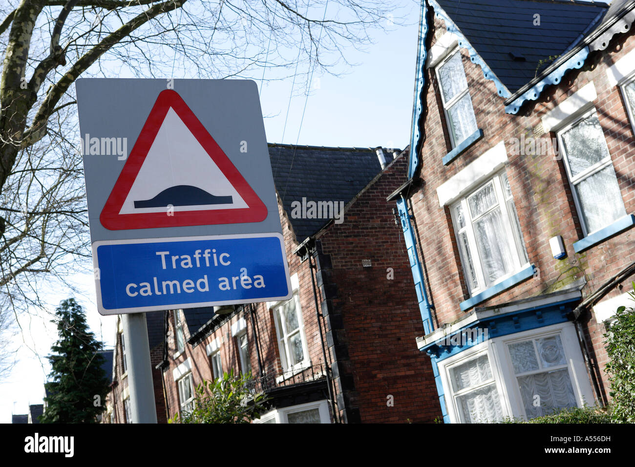 Verkehrsberuhigte Gegend Zeichen mit Häusern Stockfoto
