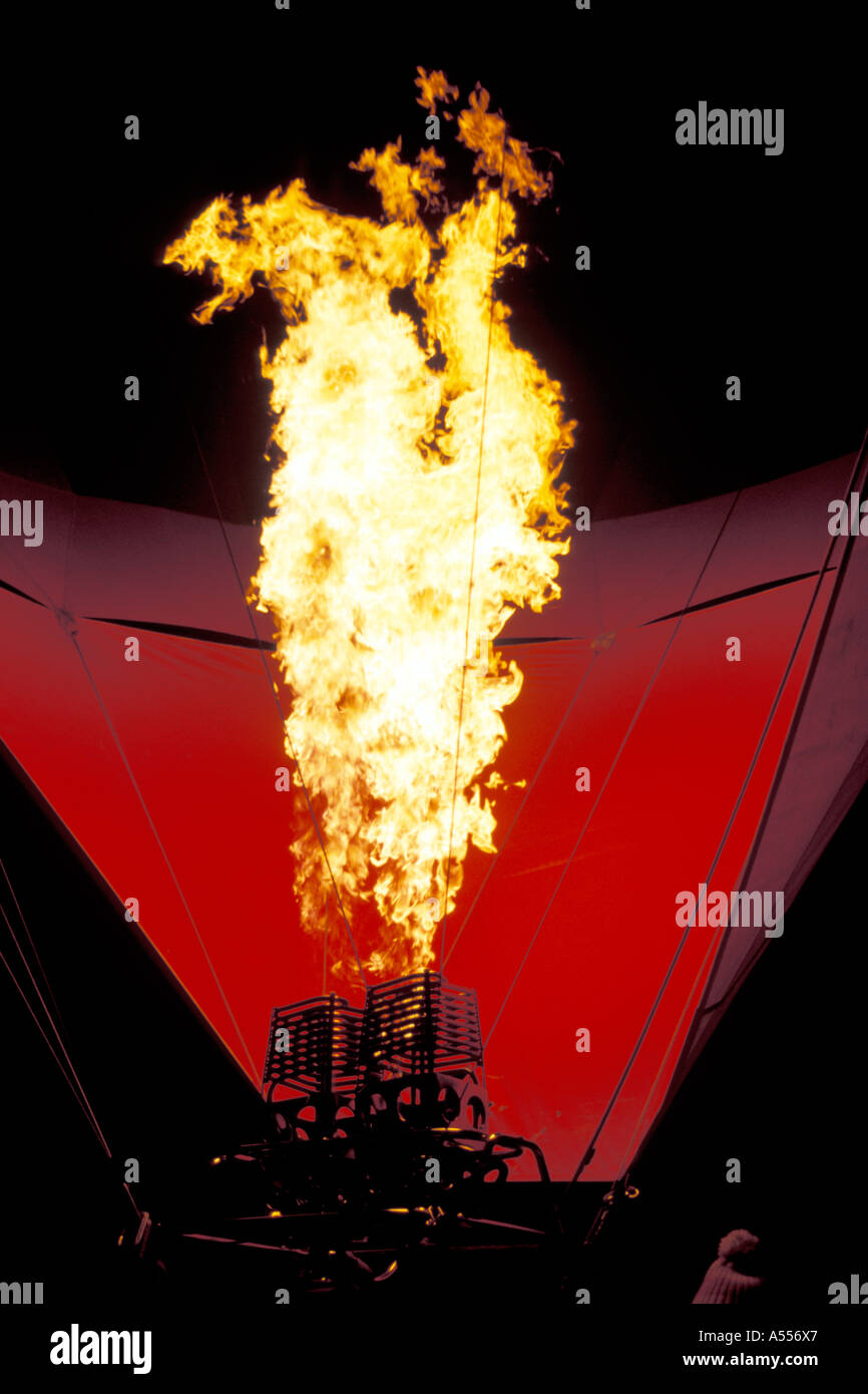 Flammen des Gasbrenners in einem Heißluftballon Stockfoto