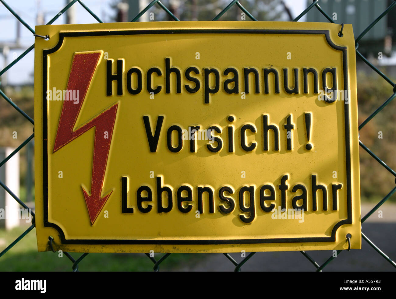 Markt Schwaben, GER, 16. Okt. 2005 - zu unterzeichnen, die von Starkstrom auf ein Elektrizitätswerk in der Bayerischen Kleinstadt Markt warnt Stockfoto