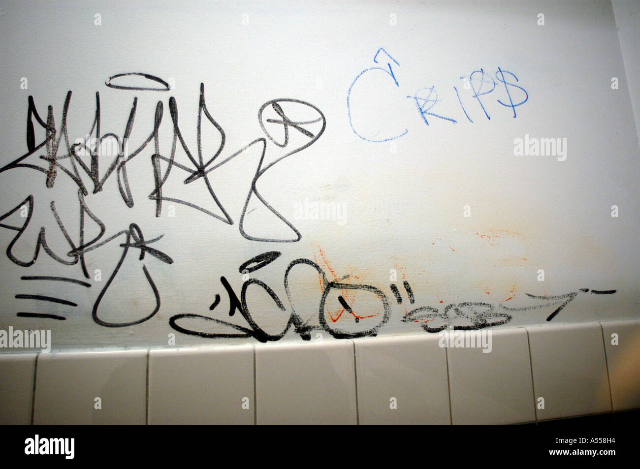 Graffiti-Bande auf eine Badezimmerwand Stockfoto