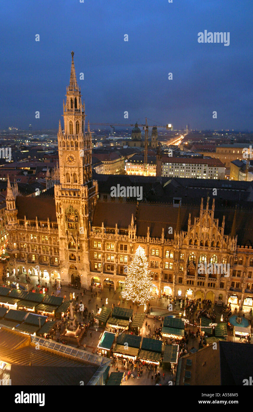 München, GER, 06. Dez. 2005 - Nightshot des neuen Rathauses (Neues Rathaus) mit Weihnachtsmarkt am Marienplatz in München Stockfoto