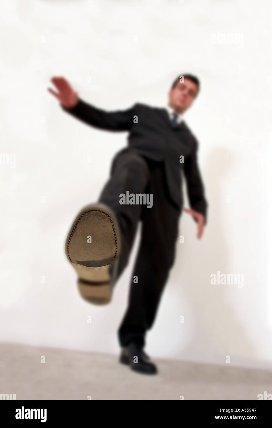 Stepping Mann im schwarzen Anzug Stockfoto
