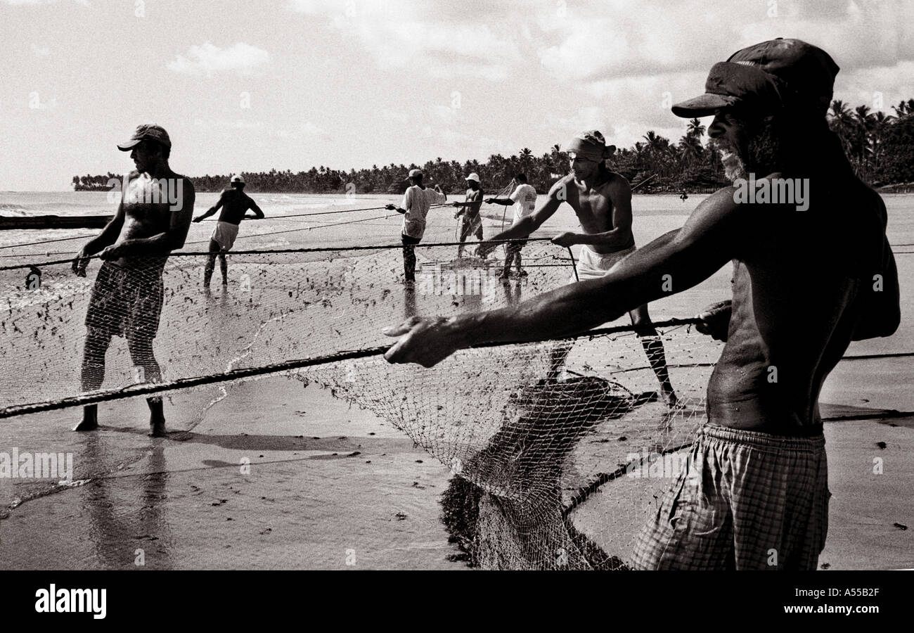 Fischer ziehen einen großen Fischnetz am Strand Boipeba Insel Brasilien Stockfoto