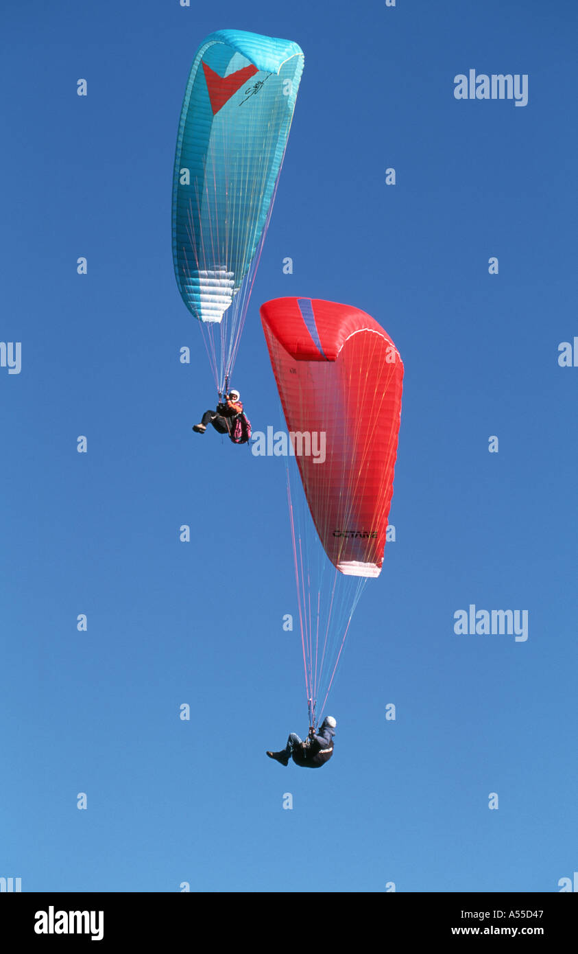 Paraglider soaring zusammen in das klare Licht des Herbstes Stockfoto