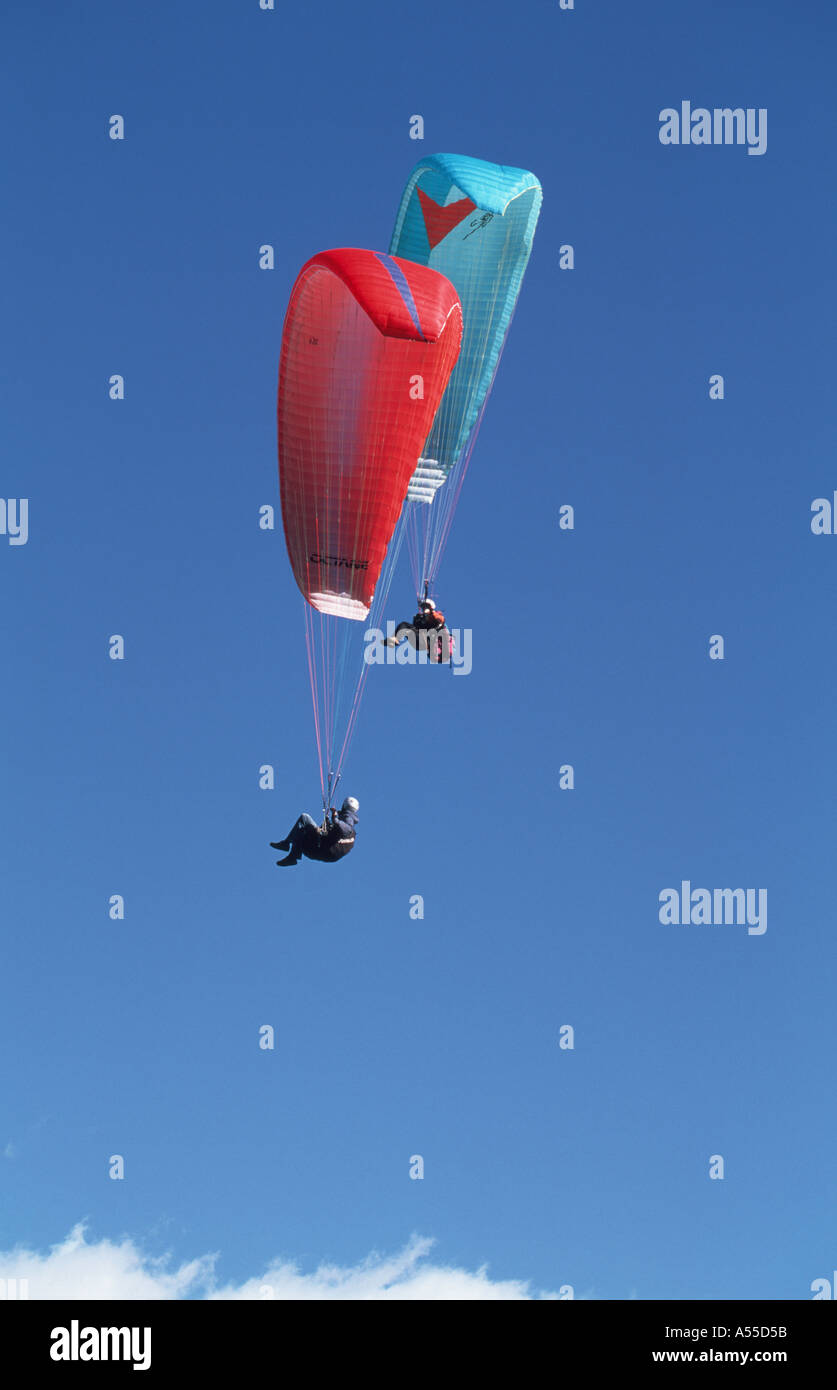 Paraglider soaring zusammen in das klare Licht des Herbstes Stockfoto