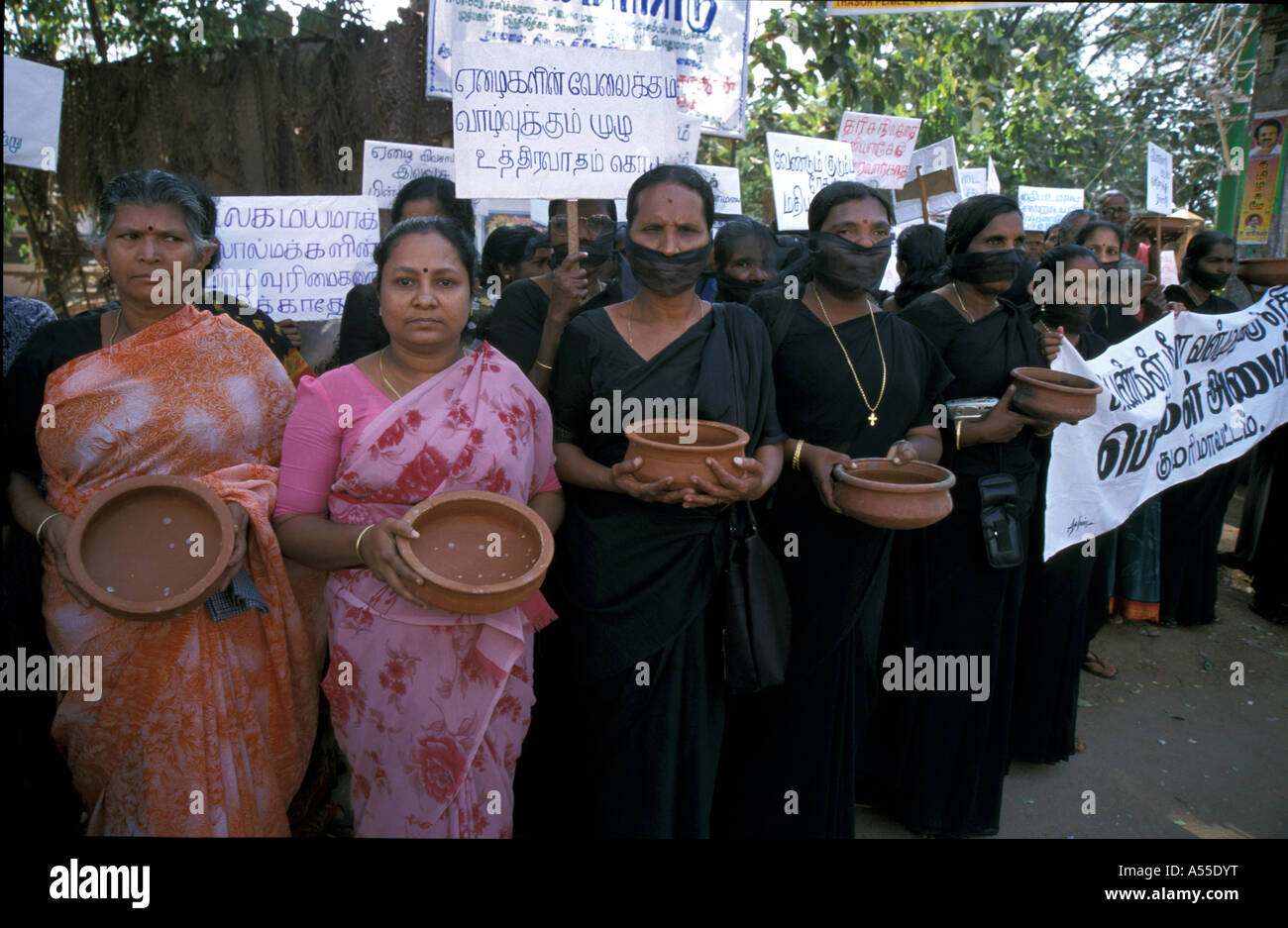 Painet ik0359 Indien Frauen gekleidet schwarze demonstrierende Freihandel Donnerstag Sangaman Womens Bildung wirtschaftliche Entwicklung Stockfoto