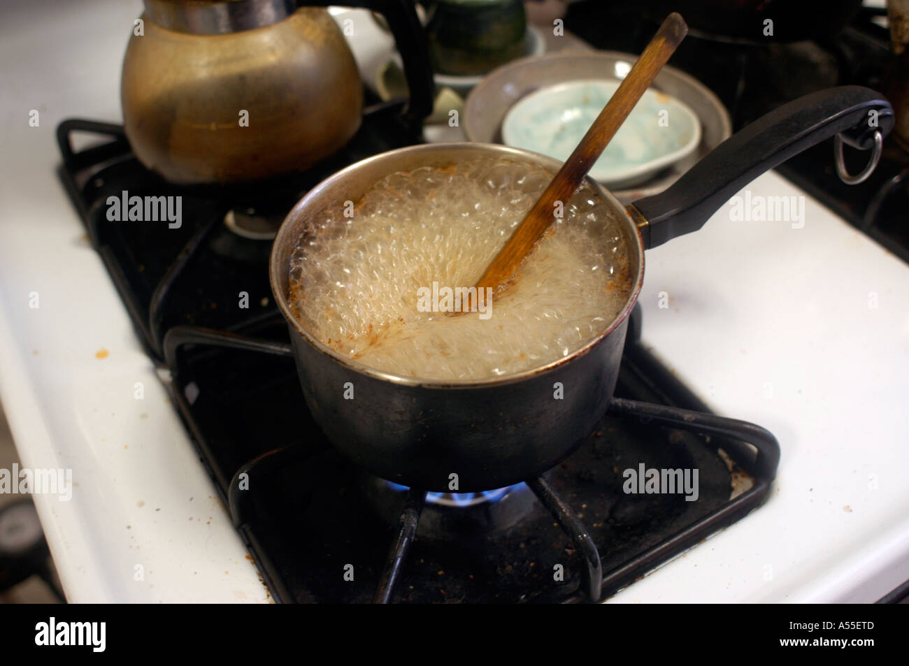 Wheatena Frühstücks-Cerealien kocht in einem Topf auf dem Herd Stockfoto