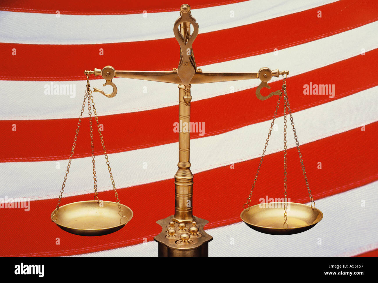 Dies sind die goldenen Waage der Gerechtigkeit vor dem Hintergrund der roten und weißen Streifen der amerikanischen Flagge die Waage eingestellt Stockfoto