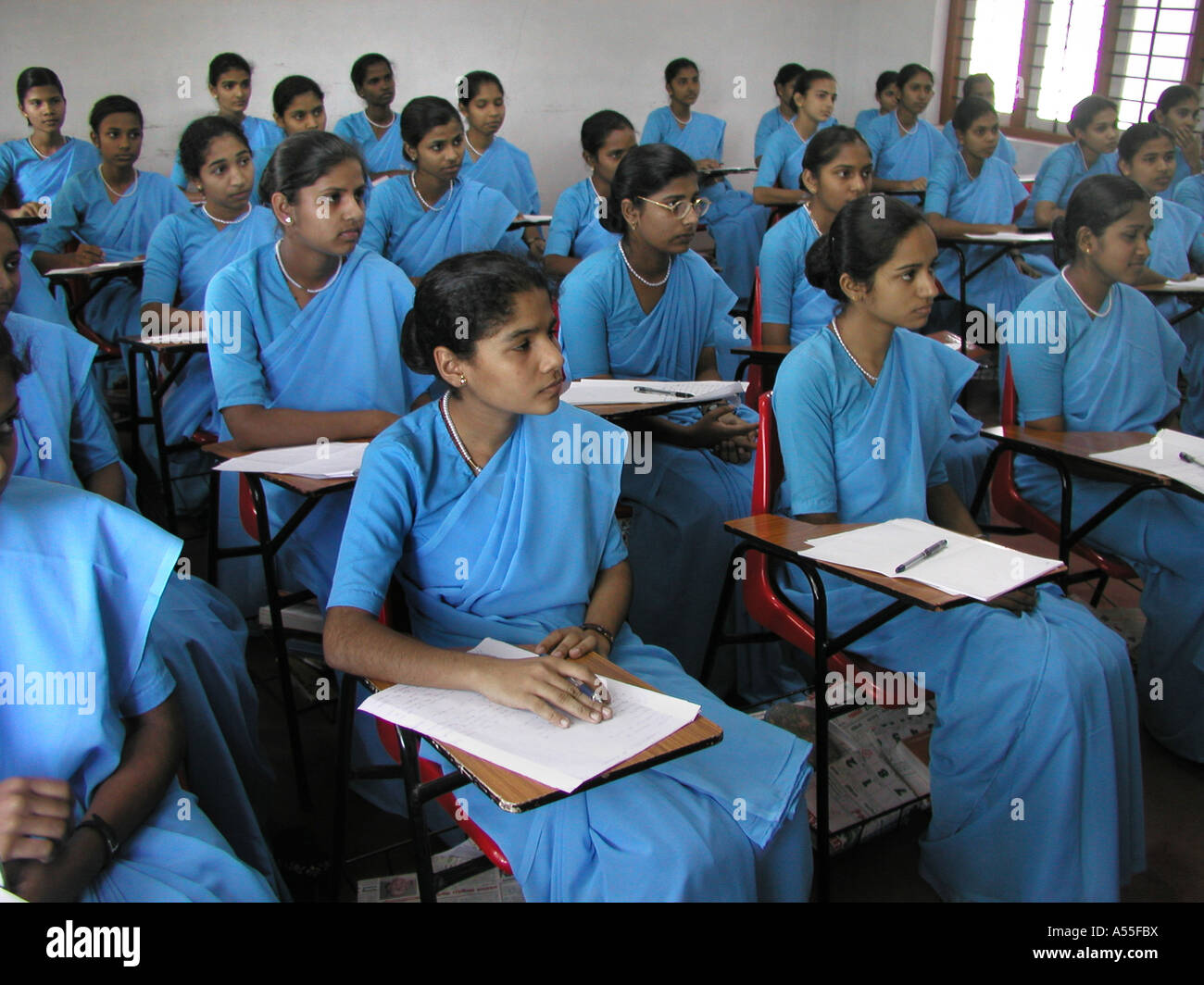 Painet ik0542 Indien Krankenpflege Studenten Mädchen in blau Togen Klasse Schule Muttuchira Kerala Land Entwicklungsland Stockfoto
