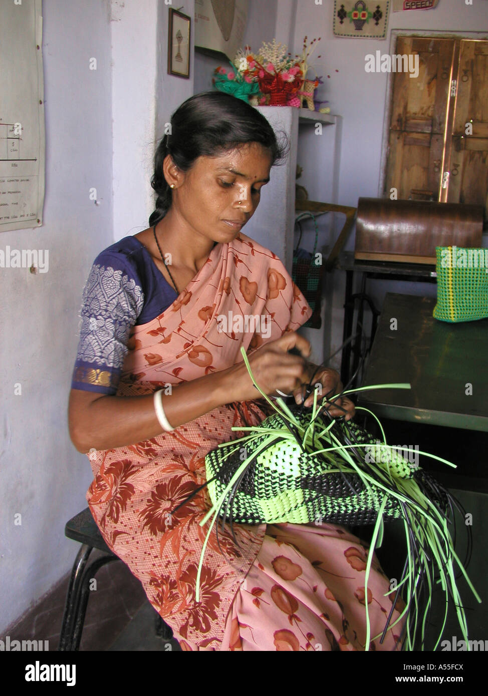 Painet ik0554 Frau weibliche Indien Sanda Shakani Korb Madurai Tamil Nadu 2003 Land entwickeln Nation wirtschaftlich zu machen Stockfoto