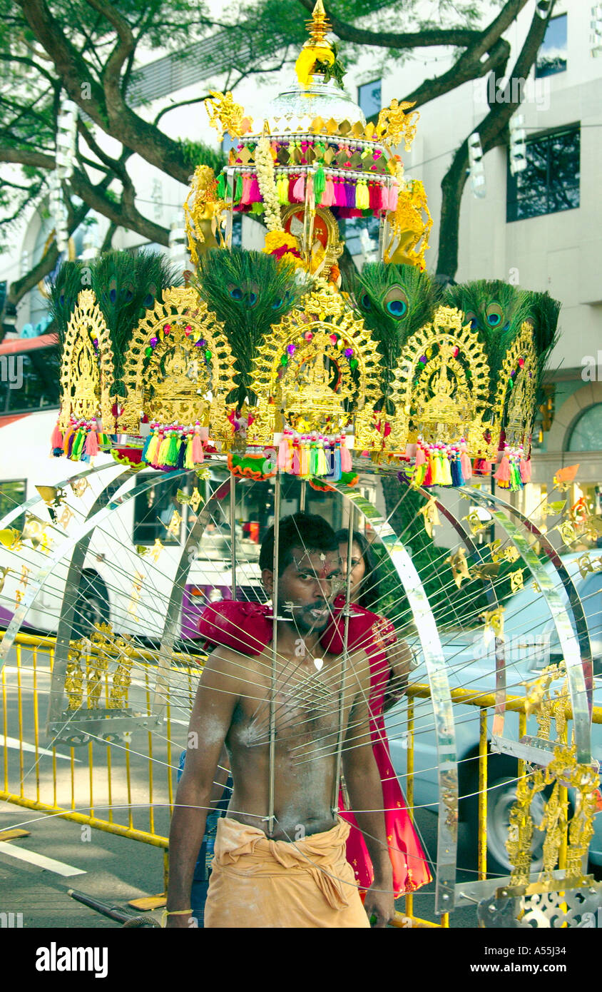 Thaipusam Festival 2005 in Singapur mit hinduistischen Gläubigen in ethnischen Kleid Piercings und Prozessionen Stockfoto