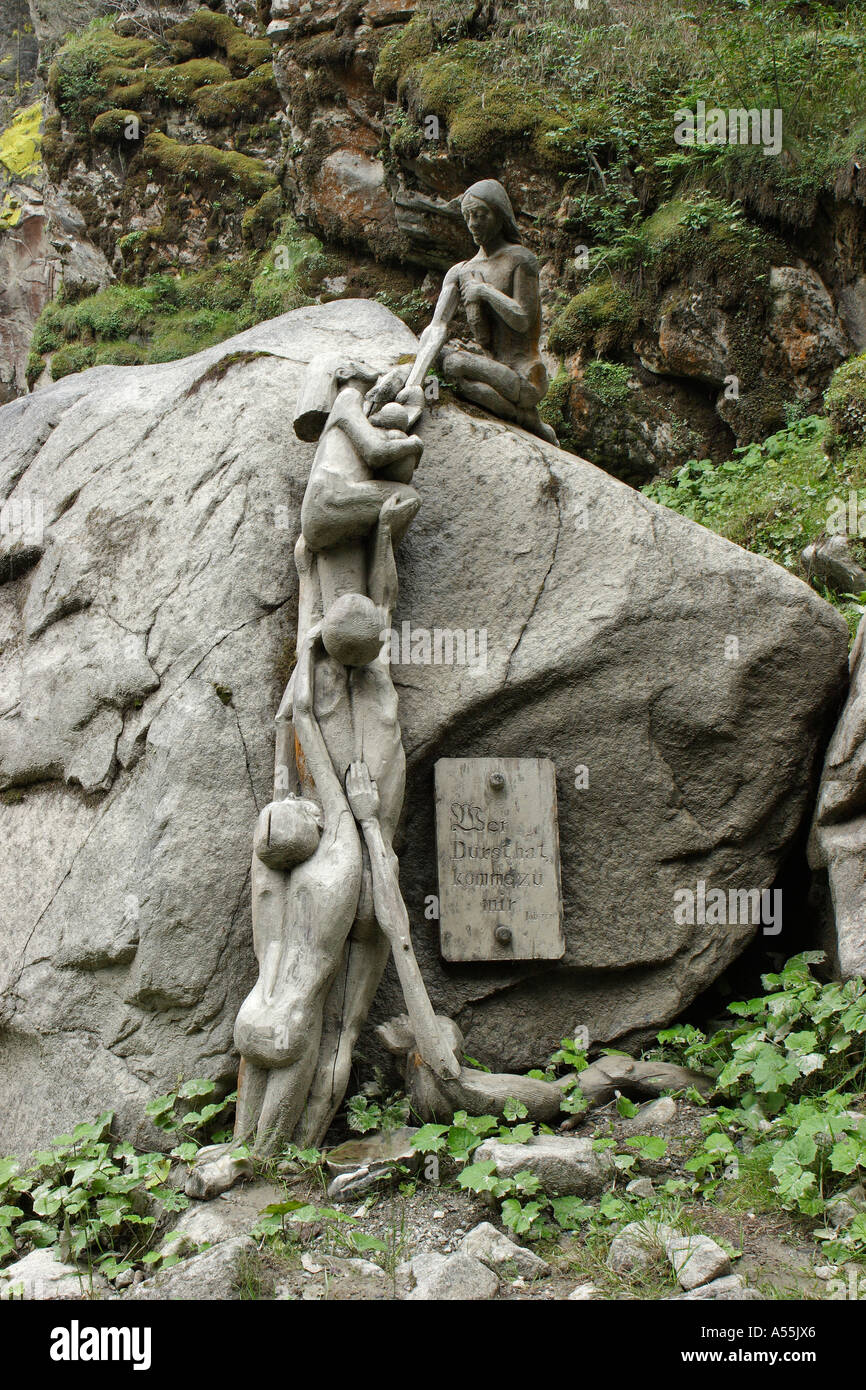 Ahiking Trail mit religiösen Skulpturen als Reflexion der Sonne Song oder franziskus Pfad sand in taufers Südtirol Italien Stockfoto