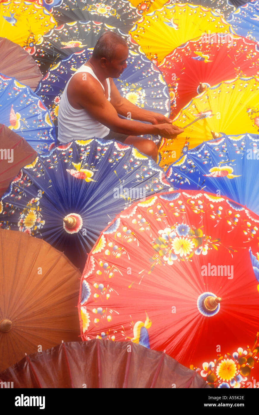 Mann malen bunte Regenschirme in Yogyakarta Java Indonesien Modell veröffentlicht Stockfoto