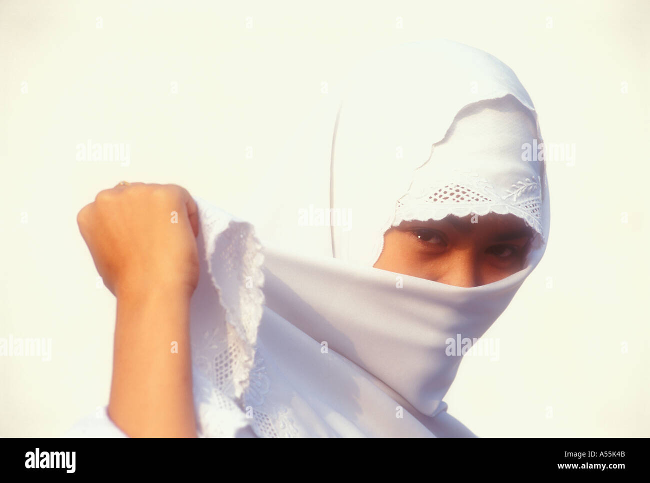 Muslimische Frau, die ihr Gesicht mit ihrem Schleier in Java Indonesien Modell veröffentlicht Abschirmung Stockfoto