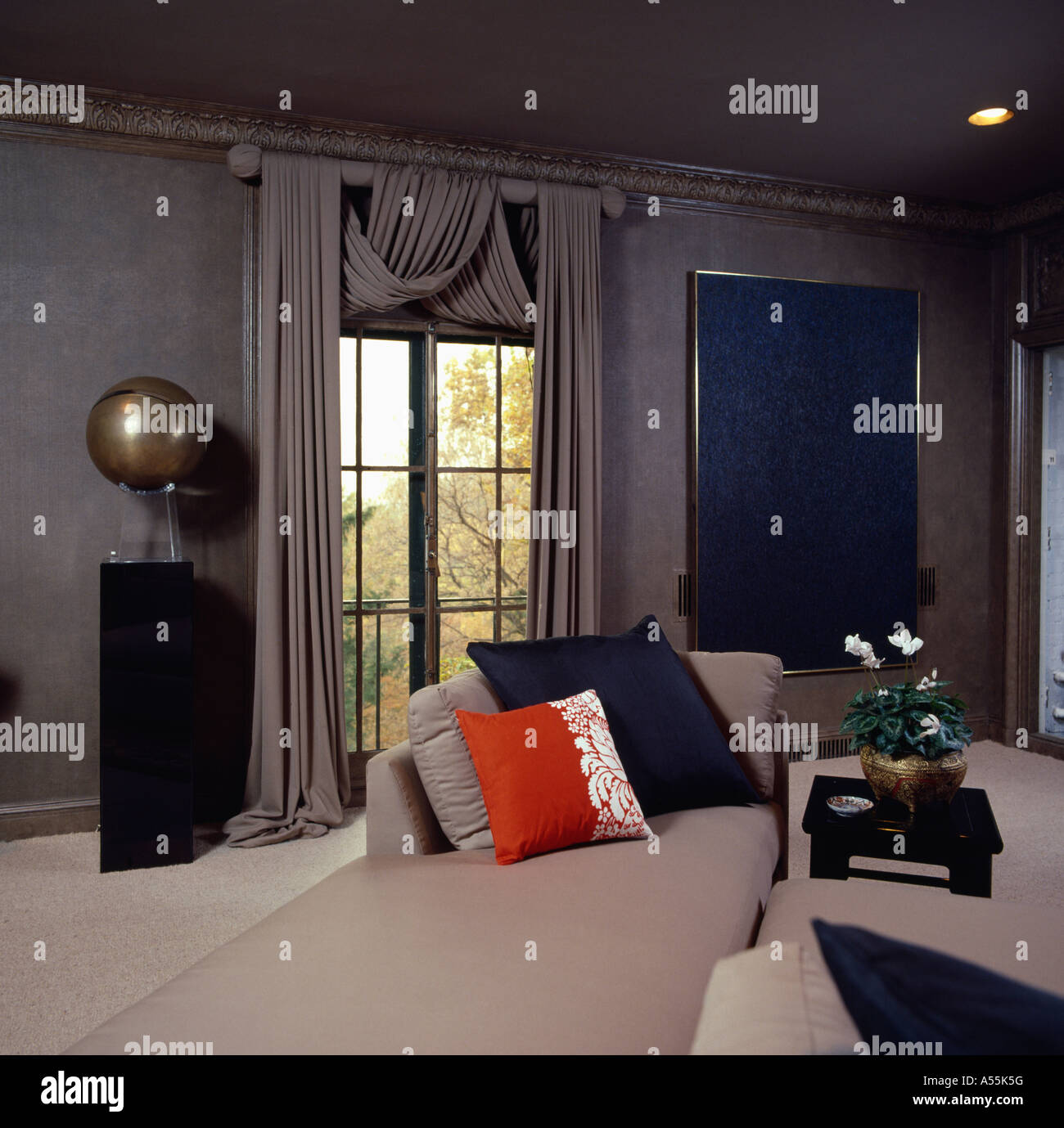 Graue achtziger Gartenhaus mit passenden grauen Sofa mit bunten Kissen und  graue Gardinen Stockfotografie - Alamy