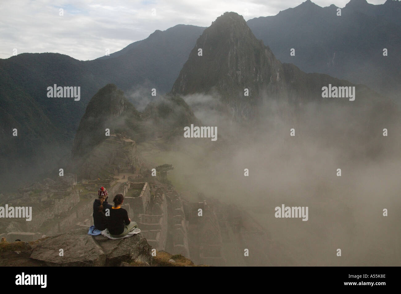 Westlichen Reisenden an antiken Ruinen von Machu Picchu im Nebel mit Anden-Peru Stockfoto