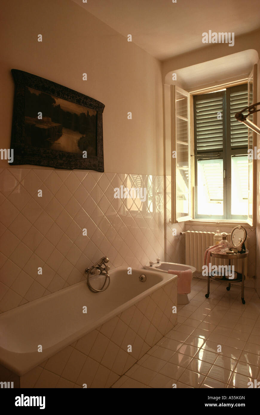 Traditionelle weiße französische Badezimmer mit gefliesten Boden und Bad  Panel und geöffneten Fenstern Stockfotografie - Alamy