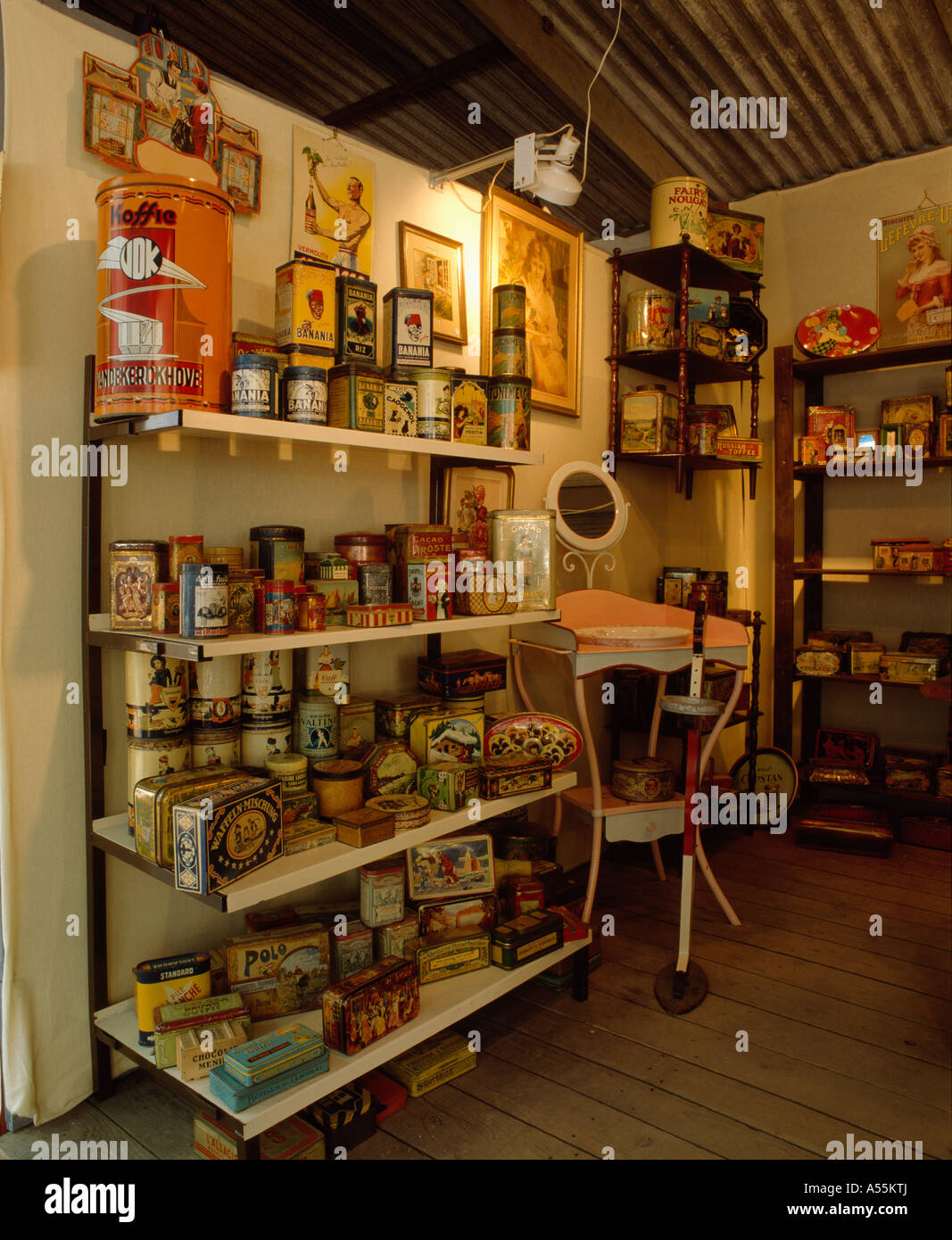 Sammlung von bunten vierziger Konserven in den Regalen in Retro-Küche Stockfoto