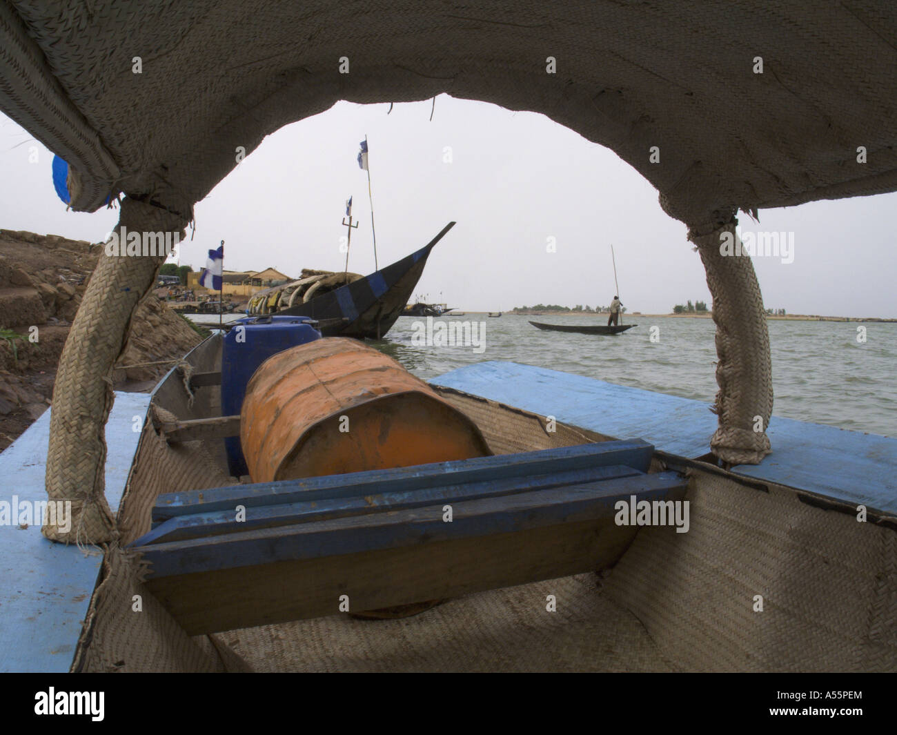 Kleine Pinasse vertäut in der malischen Fluss Hafen von Mopti Stockfoto