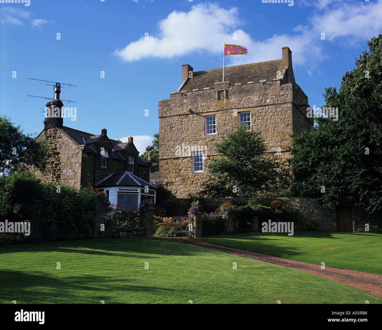 Elsdon Tower, einem mittelalterlichen Turm Haus in der Ortschaft Elsdon, in Northumberland. Es war früher ein vikare Pele Tower und sitzt auf dem Dorfplatz Stockfoto