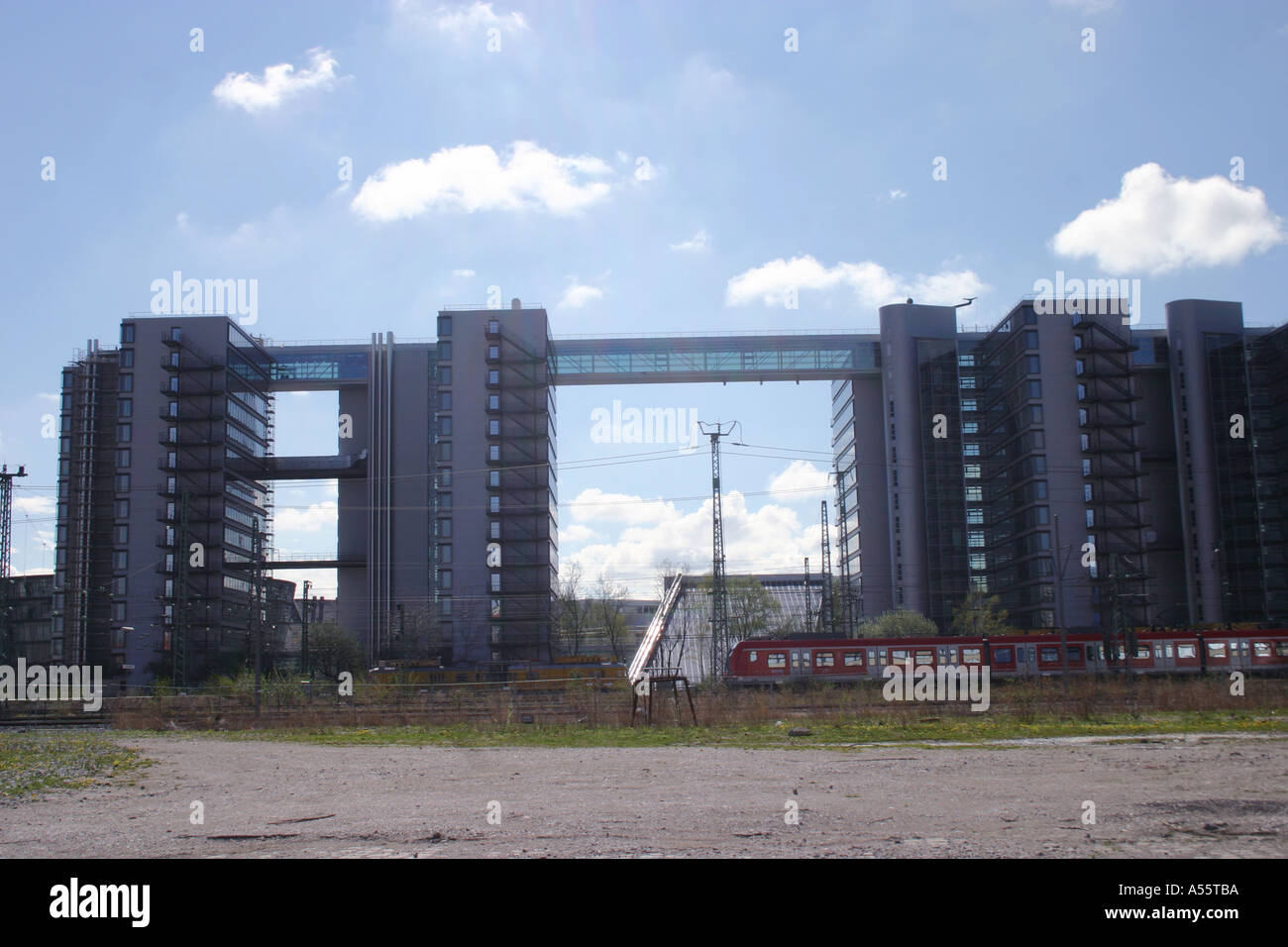 München Website moderne Telekom Gebäude Industriekomplex und Zug vorbei an Bayern Deutschland Stockfoto