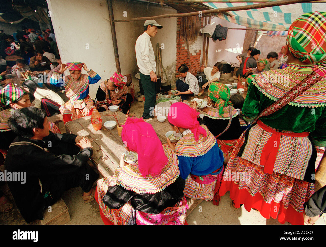 Mittagessen auf dem Markt in Nordvietnam BacHa Stockfoto