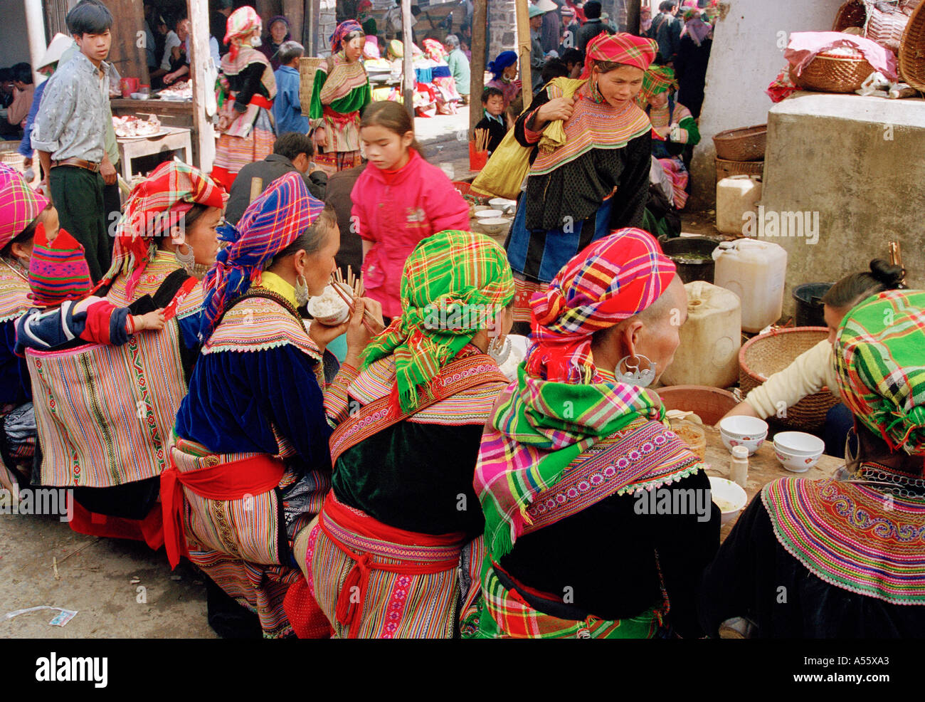 Hmong Frauen zu Mittag auf dem Markt in Nordvietnam BacHa Stockfoto