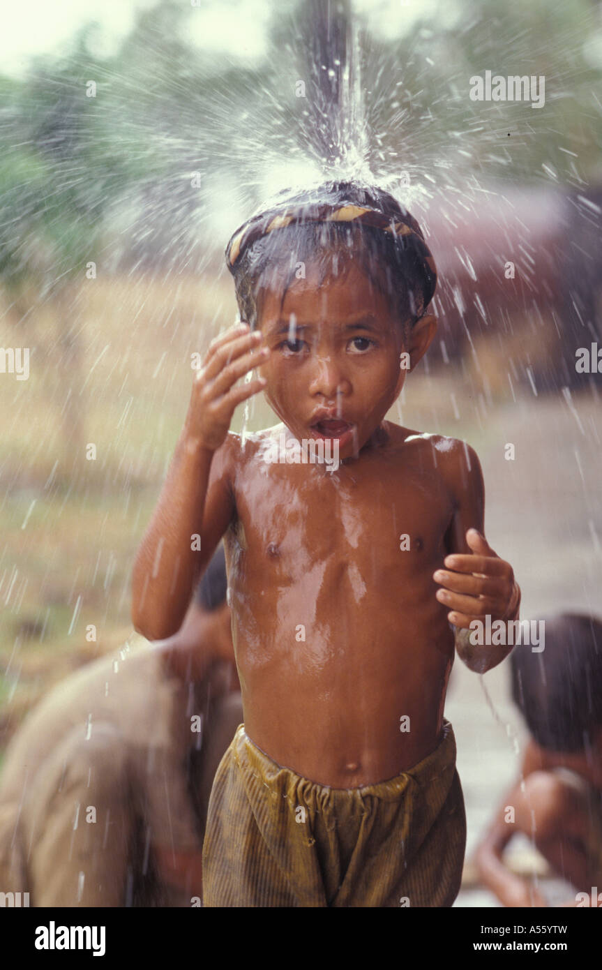 Painet ix1831 Kambodscha Mädchen Duschen unter Gosse Überlauf Regensturm Takeo Land entwickeln Nation wirtschaftlich weniger Stockfoto