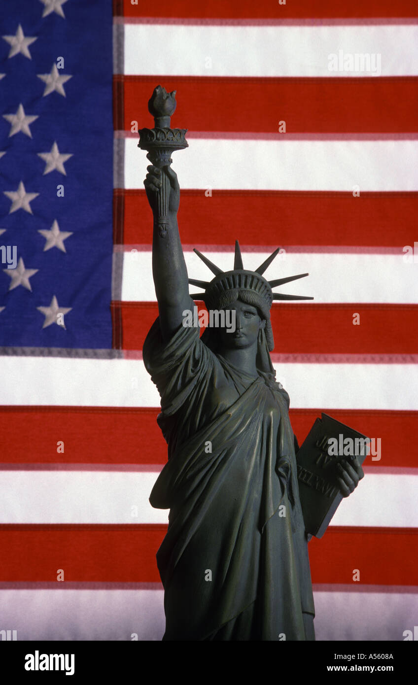 Freiheitsstatue Liberty Model vor amerikanische Flagge Stockfoto