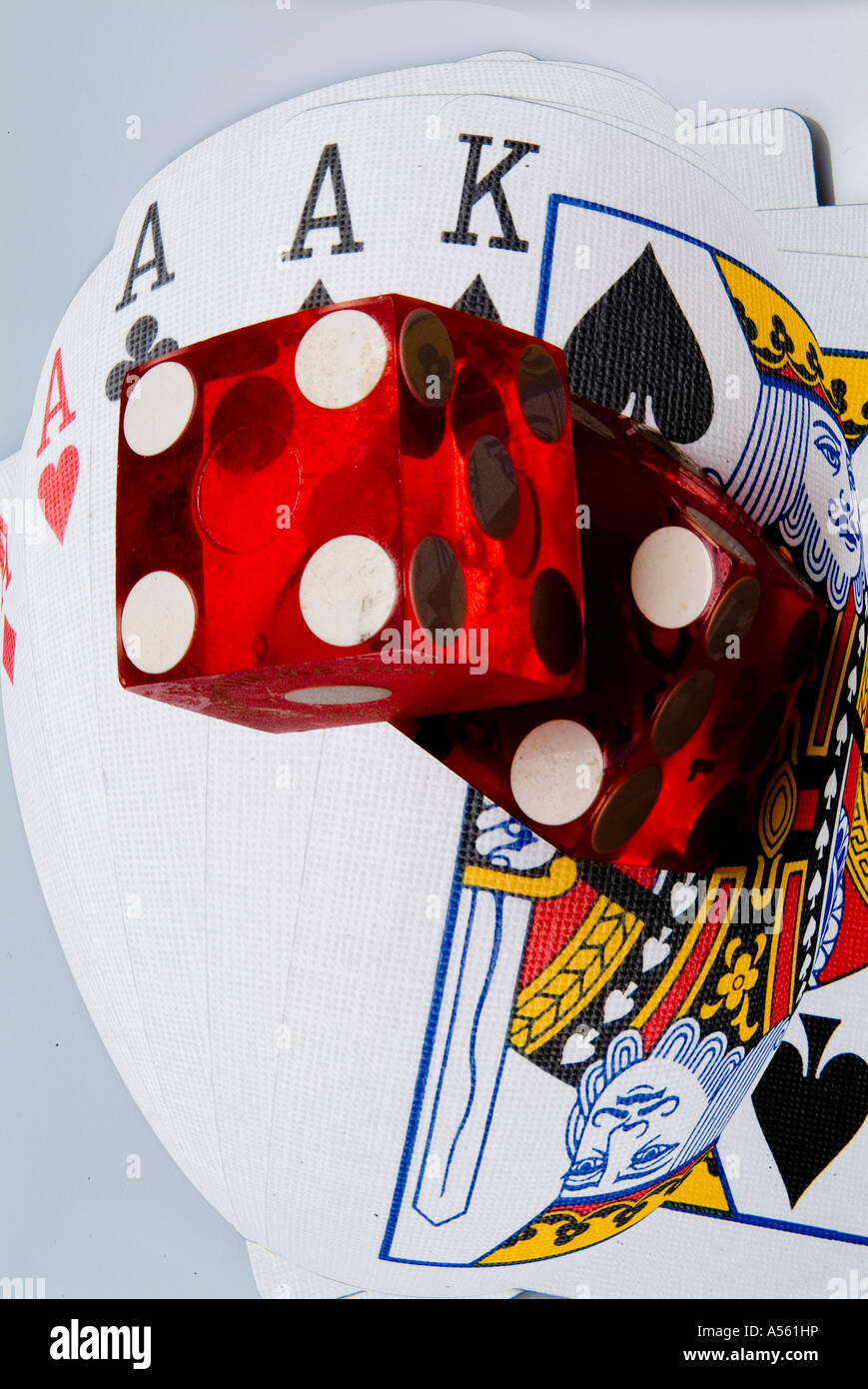 Spielkarten zeigen ein Full House Poker-Blatt und zwei rote Casino Würfel mit fisheye-Objektiv im extremen Weitwinkel erschossen Stockfoto
